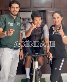 Sesión de análisis biomecánico con un ciclista sobre su bicicleta
